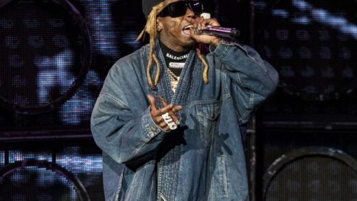 After an object is thrown at him on stage, Lil Wayne threatens to leave the show