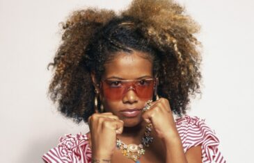 KELIS DISCLAIMS THAT DURING THE CALIFORNIA SNOWSTORM, SHE NEARLY FELL OFF A CLIFF.